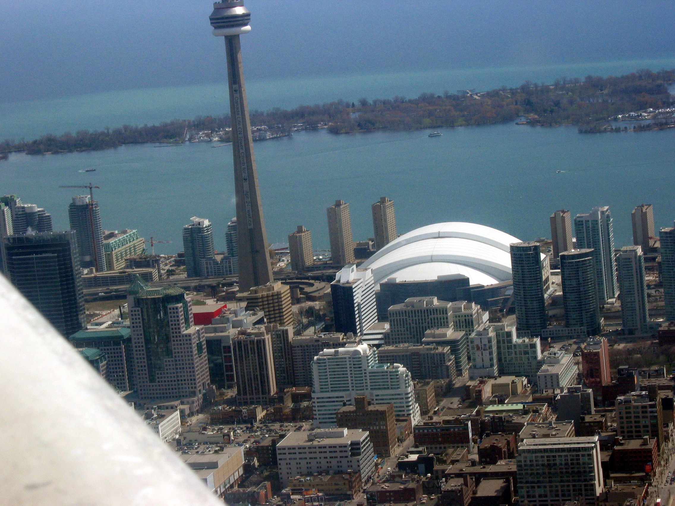 FLying over Toronto April 20 2004 14.jpg